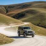 Jeep mantiene una imagen fuerte y aventurera, pero los problemas mecánicos y electrónicos parecen no dar tregua. Cada modelo tiene carácter, aunque también facturas de taller acordes a esa personalidad. Sus propietarios suelen justificarlo como parte de la experiencia, aunque para muchos compradores externos la línea entre pasión y negación resulta cada vez más difusa.