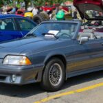 A comienzos de los años ochenta, el Mustang atravesaba una de sus etapas más grises. Las restricciones de emisiones habían reducido drásticamente el rendimiento. Entonces apareció McLaren, con la idea de devolverle algo de alma deportiva al Fox Body en plena era de la apatía automotriz.