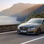 El Jaguar XJR575 fue una joya casi invisible. Con 575 CV, 300 km/h de punta y un chasis capaz de gestionarlo todo con elegancia, era una gran berlina deportiva como ya casi no existen. Además, fue el último XJ de gasolina jamás producido. Cambios normativos, baja demanda y el empuje del diésel lo sacaron del mercado antes de tiempo. Merecía una despedida mucho más grande.