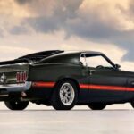 El Mach 1 debutó con un V8 351 y el opcional 428 Cobra Jet, mucho más potente de lo anunciado. Incluía toma de aire shaker, suspensión de competición y franjas negras mate. Aceleraba de 0 a 60 mph en 5,5 s y el cuarto de milla en 13s. Se produjeron 72.458 unidades.