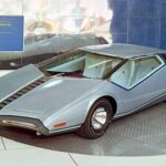 El Nissan 126X es otro concepto de 1970 que, como el Mazda RX-500, poseía una forma en cuña y una serie de elementos innovadores para la época. A diferencia de los superdeportivos tradicionales, este concept tenía una estructura que se abría mediante un techo y parabrisas abatibles, lo que facilitaba el acceso al interior. Esta característica de acceso único a través de una cubierta que se abría desde el frente lo hacía aún más peculiar. Aunque visualmente no alcanzaba la elegancia de otros concept cars de la época, la innovación en su diseño de acceso y su peculiar estética lo hicieron memorable, aunque nunca pasó a producción.