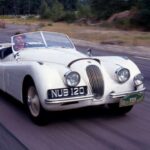 Incluso hoy, el XK120 mantiene su atractivo. Con 12.055 unidades fabricadas, su silueta aerodinámica y elegante sigue siendo admirada por coleccionistas y amantes de los coches clásicos. Jaguar demostró desde el principio su capacidad para combinar rendimiento y diseño impactante.