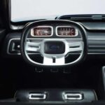 Bajo la carrocería, el Interceptor se construyó sobre una versión alargada de la plataforma S197 del Mustang. Esto le permite mantener la esencia de un pony car mientras ofrece más espacio y estabilidad.