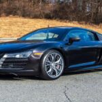 El sonido metálico del cambio no es solo ruido; es el latido de un coche que requiere conductor, no operador. La conexión directa con 550 CV y 540 Nm de par ofrece una experiencia que ningún coche eléctrico puede replicar emocionalmente.