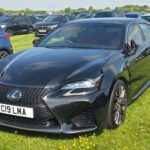 El GS F ofrece una combinación rara: refinamiento Lexus y un V8 atmosférico que emociona con cada aceleración. Su estilo discreto y su producción limitada lo han convertido en un clásico moderno en potencia. Los amantes de sedanes de alto rendimiento con fiabilidad a largo plazo encontrarán en este modelo un coche cada vez más difícil de conseguir, con un carácter que las nuevas generaciones turboalimentadas no logran replicar.