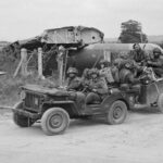 El Jeep, desarrollado por Bantam, Ford y Willys, se convirtió en la referencia del 4x4 durante la Segunda Guerra Mundial. La versión civil, CJ-2 y CJ-2A, adaptó componentes militares a un coche de uso cotidiano, con motor 2.2 litros y transmisión de tres velocidades.