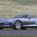 El Chrysler Firepower es un ejemplo de cómo los autos deportivos pueden fusionar agresividad con elegancia. Construido sobre la plataforma del Dodge Viper, pero con un diseño más sofisticado y orientado a un público de lujo, el Firepower estaba propulsado por un motor Hemi V8 de 6.1 litros, entregando 425 caballos de potencia. A pesar de no haber llegado a producción, este concept car de Chrysler demostró que la marca estaba lista para desafiar los límites entre el lujo europeo y la potencia estadounidense, con una estética que parecía sacada de una película de acción.