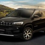 El Jeep Compass 2026 llega con una propuesta más refinada y moderna, sin perder la esencia de su herencia todoterreno. Aprovechando el éxito del modelo Avenger, este SUV compacto combina la estética robusta y atractiva de Jeep con interiores de alta calidad y una tecnología avanzada. Su gama de motorizaciones híbridas y eléctricas hacen que el Compass sea una opción ecológica para los conductores que buscan funcionalidad y versatilidad. Con un diseño espacioso, buena capacidad todoterreno gracias a su tracción integral y una distancia al suelo elevada, el Compass sigue siendo una opción sólida y práctica para familias y aventureros. A partir de £34,520, es un modelo ideal para quienes buscan un SUV con capacidad off-road y eficiencia.