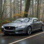 El Jaguar XF es otro ejemplo de coche de lujo que pierde más del 70% de su valor en solo cinco años. Al principio, su interior refinado y su conducción suave atraen a los compradores, pero con el paso del tiempo, la depreciación se hace evidente. Aunque algunos propietarios siguen apreciando el confort y la elegancia del XF, el mercado no muestra la misma actitud. La combinación de una oferta abundante de modelos similares y la rápida obsolescencia de la tecnología del coche hacen que este modelo pierda gran parte de su valor en un abrir y cerrar de ojos. A pesar de ser un coche atractivo, la pérdida de valor hace que el Jaguar XF no sea la opción más sensata a largo plazo.