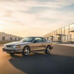 El Ford Mustang GT (SN95) es una de las versiones más accesibles del icónico muscle car estadounidense. Con su motor V8 y su sonido característico, el Mustang GT sigue ofreciendo sensaciones de conducción que no han cambiado con el tiempo. Su manejo, aunque menos refinado que el de los deportivos europeos, tiene un carácter único que muchos conductores valoran. A pesar de su suspensión anticuada y su dirección algo pesada, el Mustang GT sigue siendo una máquina emocionante de conducir, especialmente para quienes disfrutan de la conducción a lo grande, sin prisas ni preocupaciones.