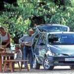 La Renault Megane Scenic fue uno de los primeros ejemplos de un MPV compacto que logró ser versátil y cómodo para la familia, pero sin ocupar tanto espacio como los monovolúmenes tradicionales. Este modelo ofreció un diseño innovador que permitía a los coches compactos ofrecer una mayor capacidad de asientos, haciendo que las familias pudieran viajar con comodidad sin tener que conducir vehículos enormes. Aunque su popularidad ha disminuido con la llegada de los SUVs, el Scenic dejó una huella importante en la industria de los vehículos familiares.