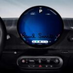 El exterior sorprende con tres colores exclusivos: Inspired White, Statement Gray y Midnight Black, complementados con detalles en Nottingham Green en el techo y los retrovisores. La icónica franja de Paul Smith en la parte trasera del techo y la proyección de luz “hello” al abrir la puerta refuerzan su carácter exclusivo.