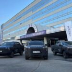 Los empleados se comprometieron a reforzar la calidad, recuperar la posición número uno en el mercado de pickups y superar la simple presentación de un nuevo vehículo. El Q300 no es solo un facelift, sino el sucesor real del Musso Sports y Musso Khan, con diseño y funcionalidad pensados para ocio, uso comercial, conducción urbana y todoterreno.