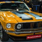 El Mustang Boss 302 fue un intento de homologar un auto para la SCCA Trans-Am, pero su motor 302 ci V8 presentaba problemas graves de confiabilidad: pistones agrietados y daños internos a tan solo 20,000 millas. Aunque entregaba 290 hp y 290 lb-ft de torque, y aceleraba de 0 a 60 mph en 6,9 segundos, sus fallas mecánicas lo convierten en una pésima inversión pese a su valor de reventa entre $53,000 y $160,000.