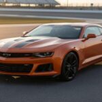 Con su herencia en Trans-Am y el capó de inducción icónico, el Z/28 de 1969 es el Camaro definitivo. Su V8 302 gira alto y define la era. Muchos fueron modificados; los que conservan “matching numbers” son los verdaderamente valiosos. Los buenos superan los 150.000 dólares y las falsificaciones acechan. Aun así, sigue imponiendo presencia medio siglo después.