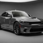 Se mueve como una sombra que también gruñe. El equilibrio entre lujo y violencia mecánica funciona mejor de lo que debería. Todo está pulido, pero nunca blando. Casi olvidas lo potente que es porque la velocidad llega en silencio. Se siente sin esfuerzo, quizá demasiado educado.