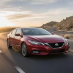 El Nissan Sentra sigue siendo una opción popular en el segmento de los sedanes compactos gracias a su relación calidad-precio. Aunque no es un coche que brille por su potencia, el Sentra ofrece una conducción suave y cómoda, con un interior adecuado para viajes largos. Su precio asequible y su mantenimiento razonable lo convierten en una opción atractiva para los compradores de coches en 2026, especialmente para aquellos que buscan un sedán práctico para el día a día.