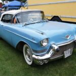 El Eldorado Biarritz fue la máxima expresión del lujo americano de posguerra. Aletas traseras descomunales, cromados brillantes y amplios asientos corridos de cuero definían un coche que no entendía de sutilezas. Era lujo entendido como espectáculo, como exceso orgulloso, y se convirtió en un icono cultural irrepetible.