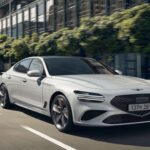 El modelo actual, conocido como IK, es considerado el sedán de entrada dentro de Genesis. Con este segundo lavado de cara, la marca busca devolverle su identidad como auténtico deportivo de cuatro puertas, alejándolo de una percepción demasiado “premium genérica” y recuperando carácter dinámico.