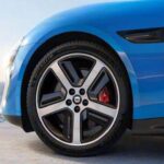 La gama 2026 recibe el motor HyperEngine V6s de Xiaomi, elevando las versiones de un solo motor a unos 320 CV. El Max AWD alcanza 690 CV, entrando de lleno en territorio de berlinas eléctricas de alto rendimiento. Además, la suspensión neumática de doble cámara pasa a ser estándar en el Pro, reduciendo la brecha entre versiones y reforzando el carácter técnico del SU7 en toda la gama.