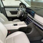 El Hyundai Santa Fe 2026 es perfecto para las aventuras de fin de semana, ofreciendo comodidad sin sacrificar funcionalidad. Con capacidad para hasta siete personas, tiene opciones como asientos tipo capitán en la segunda fila y un banco para tres en la tercera. La versión Calligraphy de este SUV destaca por los asientos calefactables, el ajuste eléctrico y el plegado eléctrico de los asientos tipo capitán, todo de serie. Además, la carga inalámbrica dual de dispositivos permite que todos los pasajeros mantengan sus gadgets cargados durante todo el viaje, lo que hace que este SUV sea ideal para aquellos que buscan un vehículo que combine confort y tecnología.