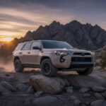 El Toyota 4Runner se mantiene fiel a sus raíces como un SUV robusto y aventurero, ideal para quienes disfrutan de los viajes off-road. Este modelo, que sigue siendo una de las opciones más confiables para aventuras de fin de semana, mantiene su característica suspensión elevada, lo que lo hace perfecto para caminos difíciles. Sin embargo, su altura y robustez pueden hacer que la conducción en la ciudad sea incómoda, y con el tiempo, su interior podría mostrar signos de desgaste. A pesar de estos detalles, la fiabilidad del 4Runner lo convierte en un clásico confiable para quienes buscan capacidad y resistencia.