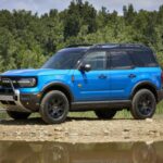 El Ford Bronco Sport es una opción compacta para los amantes del todoterreno, con un diseño exterior que destaca por su robustez. Con dos opciones de motor, un tricilíndrico de 1.5 litros con 180 caballos y un cuatro cilindros turboalimentado de 2.0 litros con 250 caballos, ofrece gran capacidad para aventuras fuera del asfalto. Sin embargo, la falta de soporte en los asientos delanteros y la escasez de espacio en la segunda fila lo colocan en una posición inferior en la lista de Edmunds, aunque su capacidad todoterreno sigue siendo sobresaliente.
