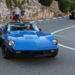 Aunque el nombre Stingray desapareció tras 1976, el Corvette C3 sobrevivió toda la década. Los paragolpes cromados dieron paso a otros de uretano para cumplir normas de impacto, cambiando su imagen.
La potencia cayó año tras año; en 1975 el motor base apenas ofrecía 165 CV. Aun así, seguía siendo “el deportivo de América”, y las ventas demostraron que el sueño seguía vivo.