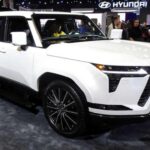 Lexus lleva la fiabilidad de Toyota a otro nivel. El GX comparte ADN con los todoterreno más duros de la marca japonesa, pero con un acabado superior.
Es un SUV de chasis de largueros que combina confort con una estructura preparada para décadas de uso intenso.