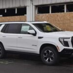 Con cerca de 16 mpg combinados, el Yukon comparte base mecánica con el Suburban, pero con un enfoque más premium. Algunas versiones, como el Denali con V8 6.2, incrementan aún más el peso y castigan el consumo.