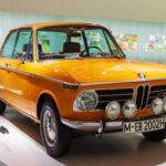 El BMW 2002 construyó su reputación deportiva sobre coches como este, y su caja de cuatro velocidades bien diseñada fue clave. El cambio es corto, con una posición perfecta para cambios rápidos, mientras que el pedal de embrague ofrece un acople lineal que hace que el punta-tacón sea natural. Las versiones posteriores con cajas Getrag de cinco velocidades añadieron marchas sin sacrificar el encanto original. Moderno aún hoy, mantiene la esencia de BMW en cada cambio.