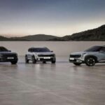 El gran protagonista del Seltos 2026 es la incorporación de una mecánica híbrida basada en la tecnología ya probada de Kia en modelos como el Niro y el Sorento. Este sistema prioriza el uso del motor eléctrico en ciudad y reduce drásticamente el consumo en carretera, con cifras reales estimadas entre 42 y 47 MPG. En un contexto de precios energéticos elevados, esta eficiencia se convierte en un argumento decisivo para compradores jóvenes y familias pequeñas.