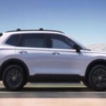 El Honda CR-V es otro de los SUV que continúa siendo una de las opciones más populares y confiables en el mercado, con el 6.3% de los propietarios manteniéndolo durante más de 15 años. Su interior espacioso, combinado con una excelente eficiencia de combustible, lo convierte en una elección ideal para familias y conductores que necesitan tanto funcionalidad como confort. Además, el CR-V tiene una excelente reputación en términos de confiabilidad, lo que lo hace aún más atractivo a largo plazo. La tecnología de seguridad avanzada y la conducción cómoda son otras razones por las cuales los conductores siguen eligiéndolo después de tantos años.