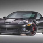 El Corvette ZR1 de 2009 alcanzó los 205 mph y aceleraba de 0 a 100 km/h en 3,4 segundos. Conocido como ‘Blue Devil’ en su desarrollo, fue el coche de producción más rápido de GM en su momento, combinando diseño agresivo y tecnología punta en un deportivo inigualable.