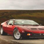 El Pantera combinaba líneas elegantes con un brutal V8 Ford de 5,8 litros. Aunque temperamental, su diseño y prestaciones lo convirtieron en un competidor destacado en carreras de resistencia.