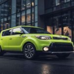El Kia Soul destaca por su diseño único y postura elevada que mejora la visibilidad. La versión eléctrica reduce la contaminación acústica y su estilo cuadrado lo hace fácil de reconocer. Ideal para quienes buscan un coche diferente en la ciudad.