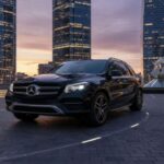 El GLE aporta peso y presencia sin alardes, con un confort interior notable. Sus recorridos largos y suaves destacan, aunque su tamaño puede sentirse innecesario en ciertos entornos urbanos. La rivalidad con BMW se percibe más en la calidad y el posicionamiento que en el dramatismo del diseño.