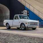 La C/K Series de segunda generación de Chevrolet encontró el punto perfecto entre el estilo clásico de los camiones y la modernización. Con una suspensión delantera independiente, estos pickups ofrecían un manejo y confort más parecido a los automóviles que muchos de sus rivales. Además, opciones como aire acondicionado y potencia en casi todo lo imaginable hicieron de estas camionetas vehículos cómodos y prácticos. El paquete CST (Custom Sport Truck) mostró que Chevrolet entendía que los camiones se estaban convirtiendo en vehículos de estilo de vida, no solo herramientas de trabajo.