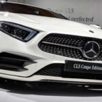 El Mercedes-Benz CLS-Class 2023 es una opción muy estilosa, con un diseño elegante que atrae miradas por donde pasa. Su interior está lleno de tecnología de vanguardia y materiales de alta calidad, lo que refuerza la percepción de lujo. Sin embargo, la visibilidad trasera se ve comprometida por la línea de techo inclinada, lo que podría ser una desventaja para algunos conductores. A pesar de estos inconvenientes, sigue siendo una opción atractiva para quienes buscan un sedán con estilo, pero no logra superar a otros rivales en términos de confort y funcionalidad.