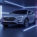 El Hyundai Tucson es un SUV que se presenta de manera discreta pero elegante. Su diseño moderno, con líneas limpias, no busca llamar la atención, pero una vez estacionado, se destaca por su presencia refinada. Al volante, el Tucson es sorprendentemente fácil de manejar, ofreciendo un confort que dura más tiempo del esperado, gracias a su suavidad y estabilidad. A lo largo de los meses, uno se va acostumbrando a su agradable conducción y a su interior bien diseñado. Es un modelo perfecto para quienes buscan algo funcional y estéticamente agradable sin ser ostentoso.