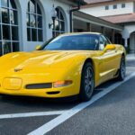 El Chevrolet Corvette ha sido durante mucho tiempo sinónimo de potencia bruta y rendimiento. Sin embargo, con el tiempo, especialmente con la llegada del Corvette C8, este modelo ha evolucionado para convertirse en un superdeportivo de clase mundial. Con un motor central y un diseño refinado, el Corvette ahora incluye tecnologías avanzadas de asistencia al conductor, como alerta de colisión frontal y alerta de tráfico cruzado trasero. Con una aceleración de 0 a 60 mph en 3,0 segundos, el Corvette ha demostrado que el rendimiento estadounidense puede coexistir con la seguridad moderna. El C8 es la prueba de que un deportivo potente puede ser increíblemente práctico, tanto en términos de manejo como de seguridad.