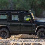 Con estética de todoterreno clásico y alma aventurera, el Grenadier Trailmaster prioriza la robustez sobre la aerodinámica. Su V6 turbo de origen BMW no parece desmedido en cifras, pero sus más de 2.700 kg, su carrocería cuadrada y sus neumáticos off-road lo condenan a 14 mpg. En cinco años, gastará unos 13.000 dólares más en combustible que un vehículo medio.