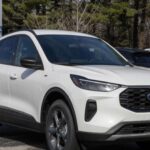 El Ford Escape es otro SUV pequeño que merece estar en la lista de opciones confiables. Su interior sorprendentemente espacioso lo convierte en una excelente opción para familias, aunque carece de un espacio de almacenamiento más grande que algunos competidores. RepairPal califica al modelo 2022 con 4/5, mientras que la NHTSA otorga una calificación de seguridad de 5/5 desde 2018. Esto asegura que, incluso con altos kilómetros, el Escape es un vehículo cómodo y seguro para conducir a diario.