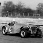 Derek Buckler es considerado el padre del movimiento kit-car británico. El MkV, producido entre 1949 y 1960, se basaba en un chasis simple, ligero y eficaz. A diferencia de otros fabricantes, Buckler no ofrecía carrocerías de fibra de vidrio, obligando a cada constructor a crear la suya propia. El resultado: no existen dos Buckler iguales.