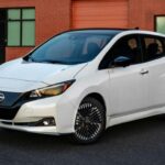 Uno de los eléctricos más accesibles del mercado también es sorprendentemente amplio. Sus 23,6 pies cúbicos lo convierten en una opción ideal para quien busca movilidad eléctrica sin renunciar a la carga. Aunque su autonomía es modesta en versiones básicas, su aprovechamiento interior es excelente para su tamaño exterior.