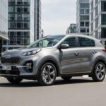 Con 42 mpg combinado y una potencia de 227 caballos de fuerza, el Kia Sportage Hybrid se posiciona en el tercer lugar entre los híbridos más eficientes de 2026. Este SUV híbrido destaca por su aceleración robusta y su eficiencia de combustible, lo que lo convierte en una opción atractiva tanto para viajes largos como para la conducción diaria. Además, el Sportage Hybrid ofrece un diseño interior de alta gama y una excelente relación calidad-precio. Para los conductores que buscan maximizar el ahorro en gasolina sin comprometer el confort y el estilo, el Sportage Hybrid es una opción que no decepciona.
