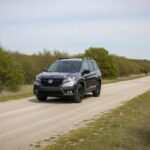 No suele acaparar titulares, pero está ahí, esperando. El eje trasero se percibe más pesado de lo previsto, la dirección ligera. No sabes si eso importa, pero tras un viaje largo permanece en tu memoria, como una historia a medio contar que te intriga más con el tiempo.