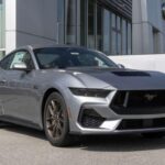 El sonido del Mustang GT es parte del paisaje sonoro de Estados Unidos. El actual V8 5.0 Coyote entrega 480 CV y una experiencia visceral que empuja al conductor contra el asiento. En una era de downsizing y electrificación, Ford sigue ofreciendo un V8 atmosférico que conecta emocionalmente con los entusiastas. No es solo potencia: es carácter, identidad y emoción pura.