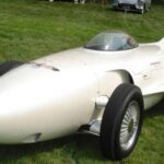 Era lo que ocurría cuando un piloto de caza diseñaba un coche sin pensar en calles ni garajes. Monoplaza, con cúpula tipo burbuja y turbina de gas, parecía un misil cromado con matrícula. Algunas versiones posteriores incluso usaron mandos tipo joystick. Requería escalera para entrar y actitud para conducirlo. Representó la audacia absoluta de Detroit y demostró que, con presupuesto y libertad, Estados Unidos podía ser más extravagante que Europa.