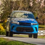 Compartir plataforma con el Alfa Romeo Tonale generó rechazo entre los fieles de Dodge. En los foros se debatía si no era, en esencia, un Alfa con otro emblema. La reputación de fiabilidad de la marca italiana no ayudó. Si la experiencia iba a ser “italiana”, muchos preferían comprar directamente el Alfa y, al menos, obtener algo de exotismo a cambio.